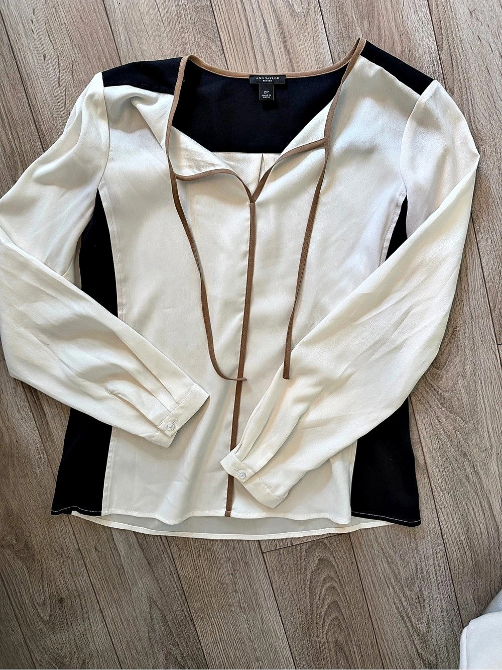 Ann Taylor Petite Color Block Blouse in White & Black Size 2P Like New